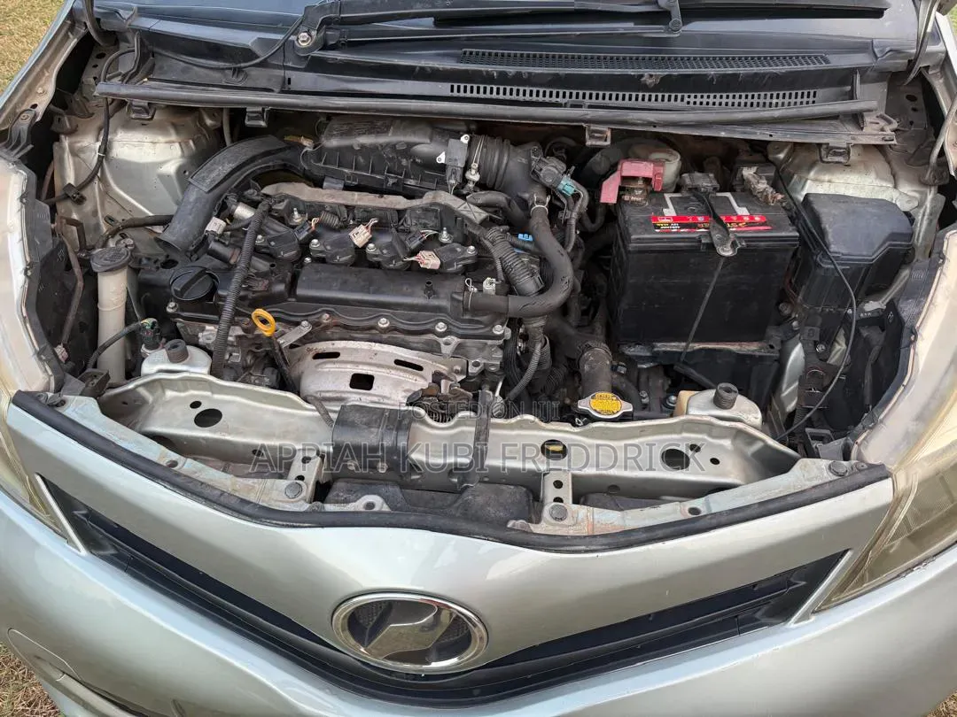 Toyota Vitz 2012 Silver