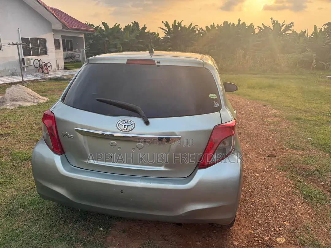 Toyota Vitz 2012 Silver