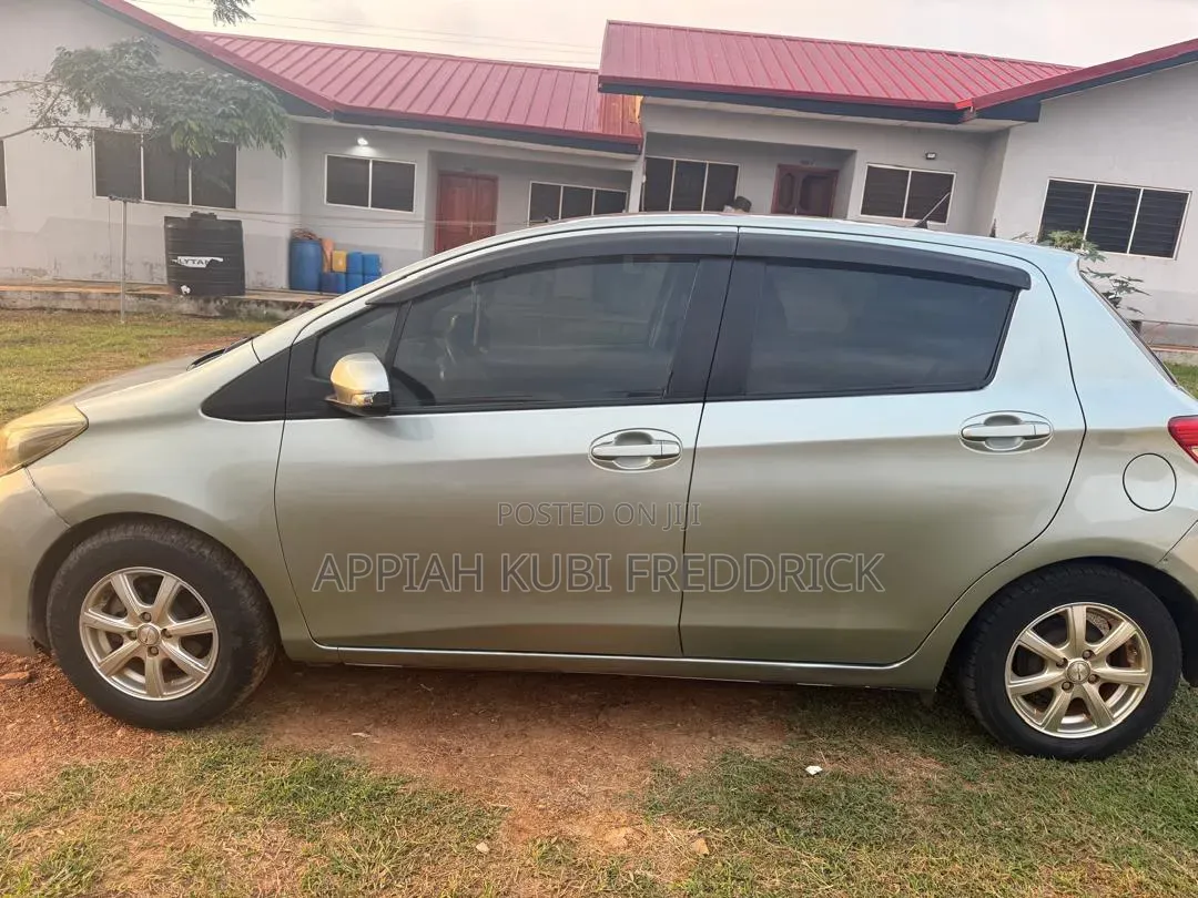 Toyota Vitz 2012 Silver