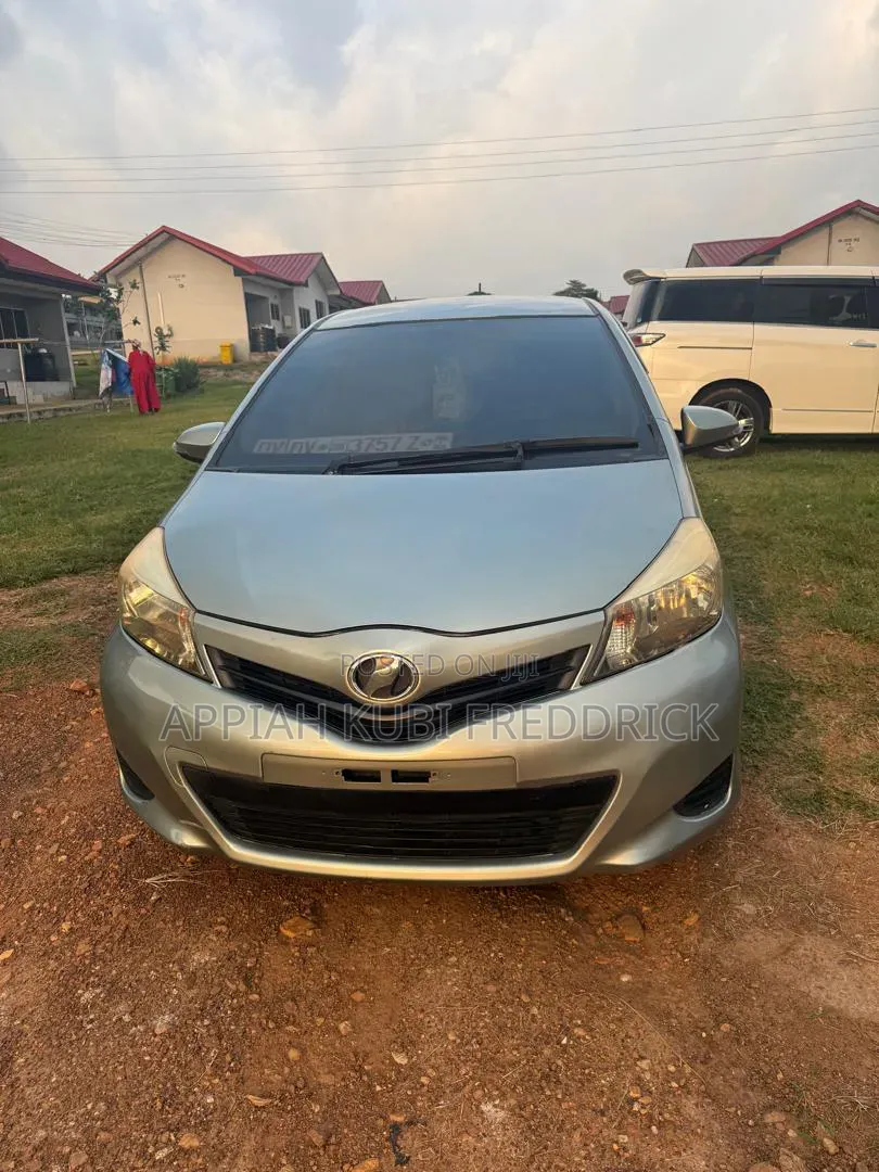 Toyota Vitz 2012 Silver