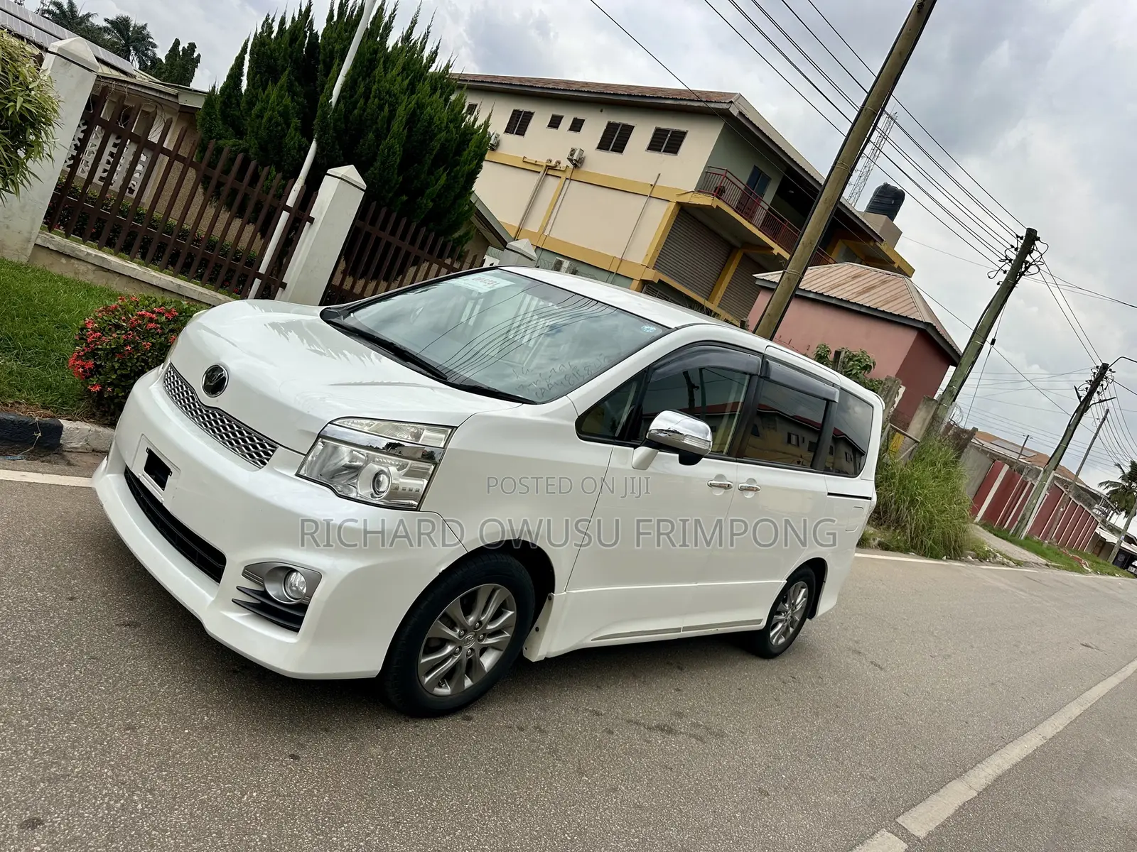 Toyota Voxy V 2WD 8-Seater 2012 White