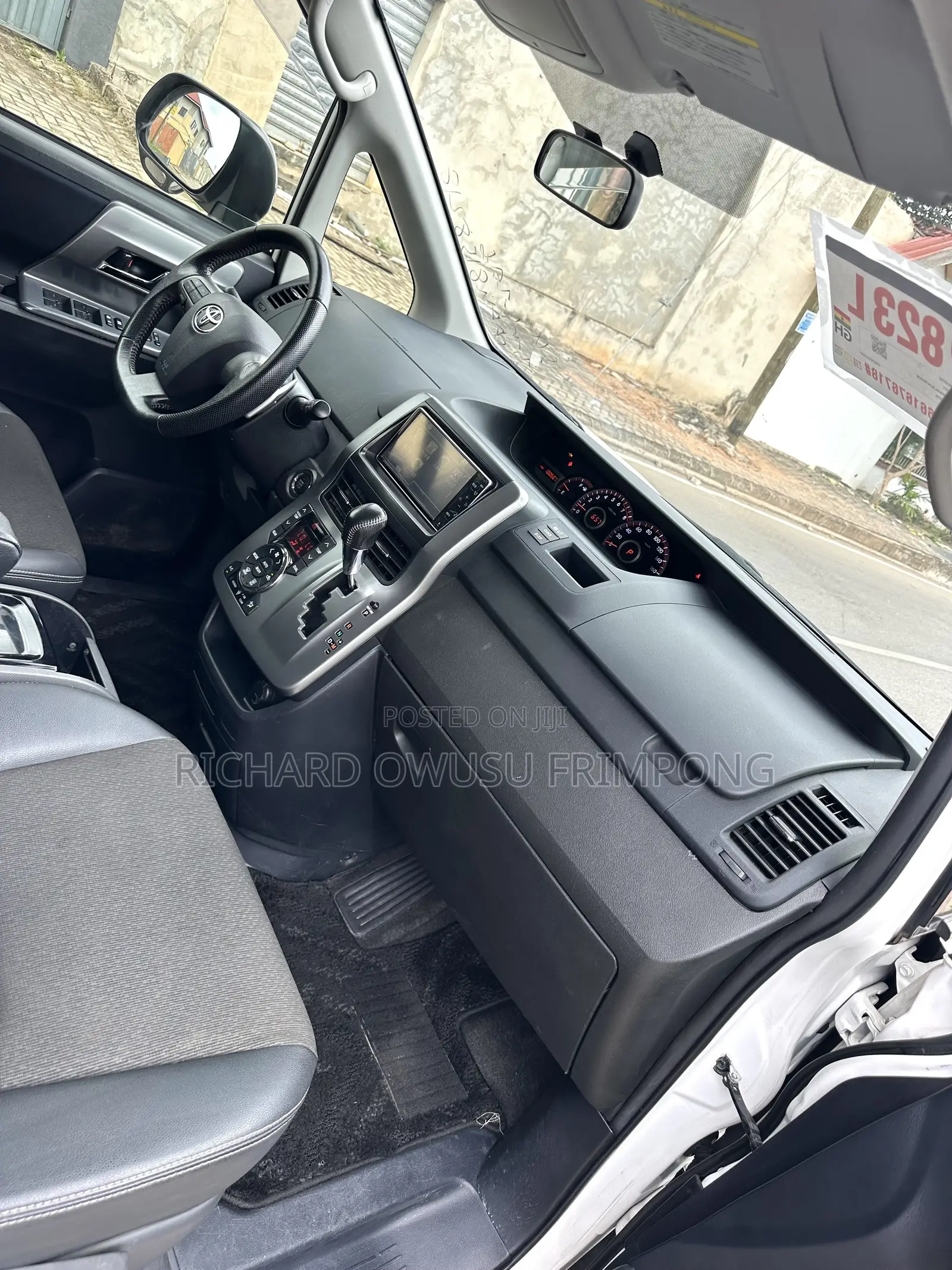 Toyota Voxy V 2WD 8-Seater 2012 White