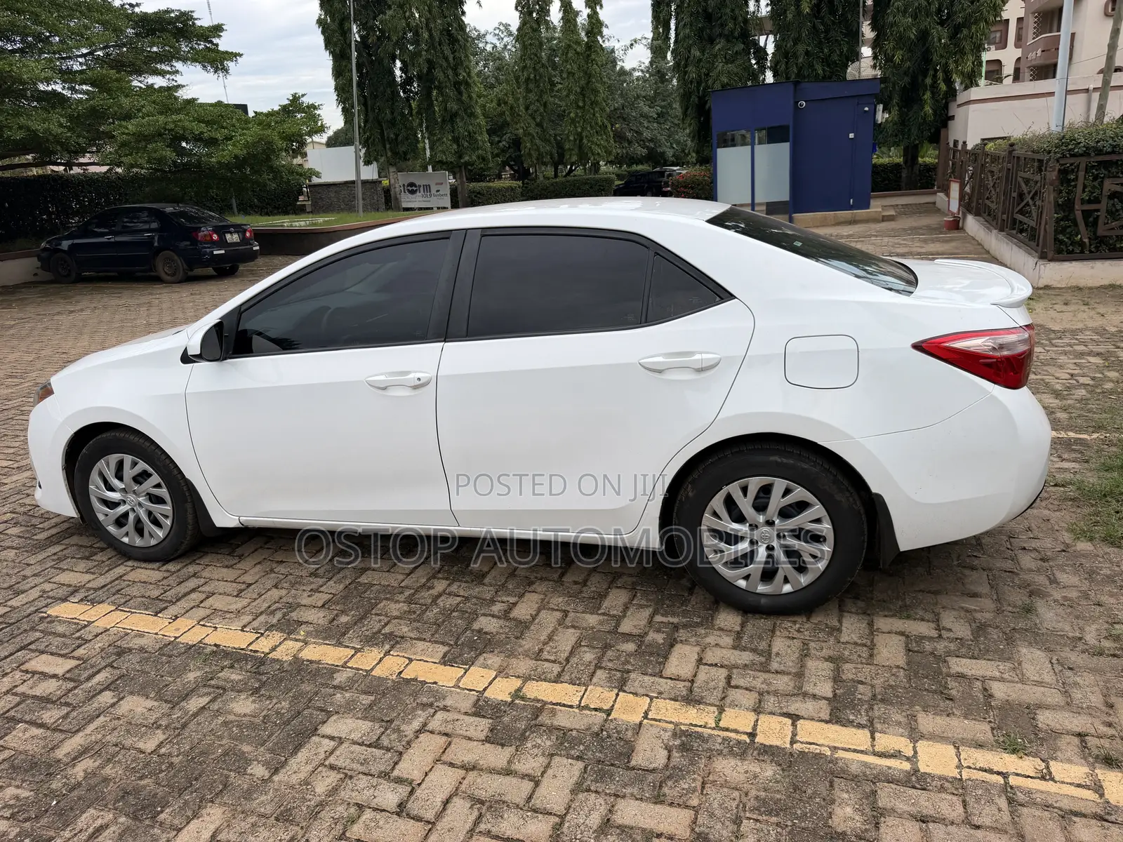 Toyota Corolla LE Eco (1.8L 4cyl 2A) 2019 White