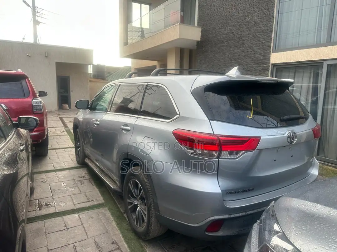 Toyota Highlander LE 4x2 (2.7L 4cyl 6A) 2017 Silver