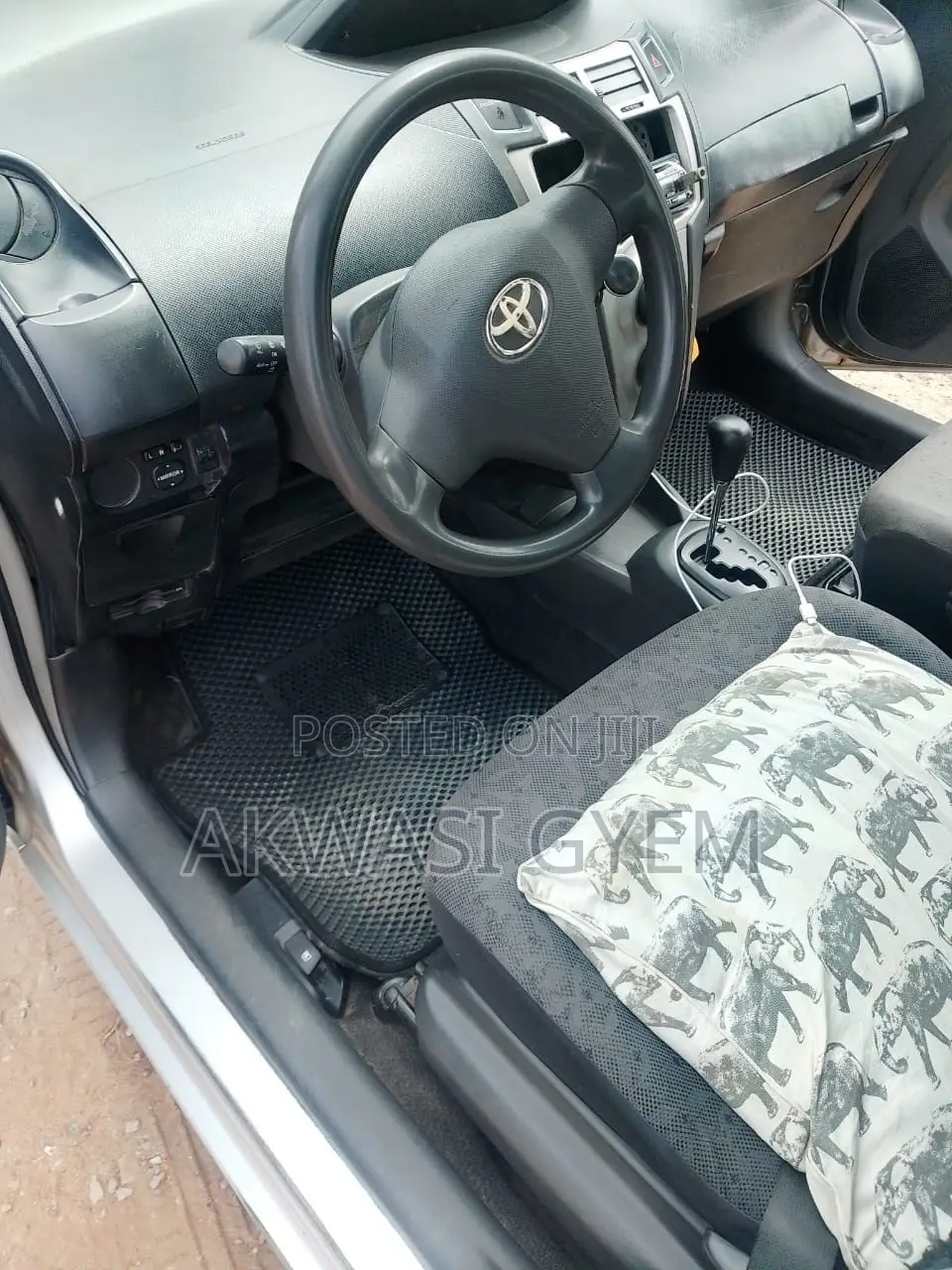 Toyota Vitz 1.0 FWD 5dr 2010 Silver