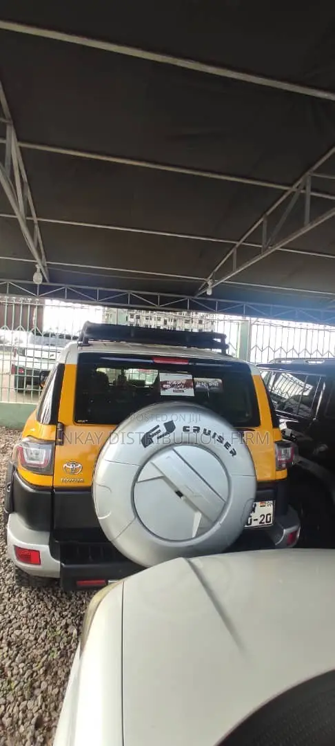 Toyota FJ Cruiser 2015 Yellow