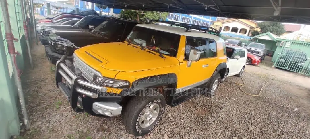 Toyota FJ Cruiser 2015 Yellow