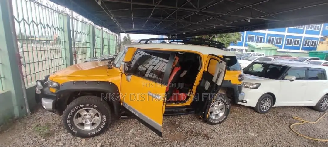 Toyota FJ Cruiser 2015 Yellow