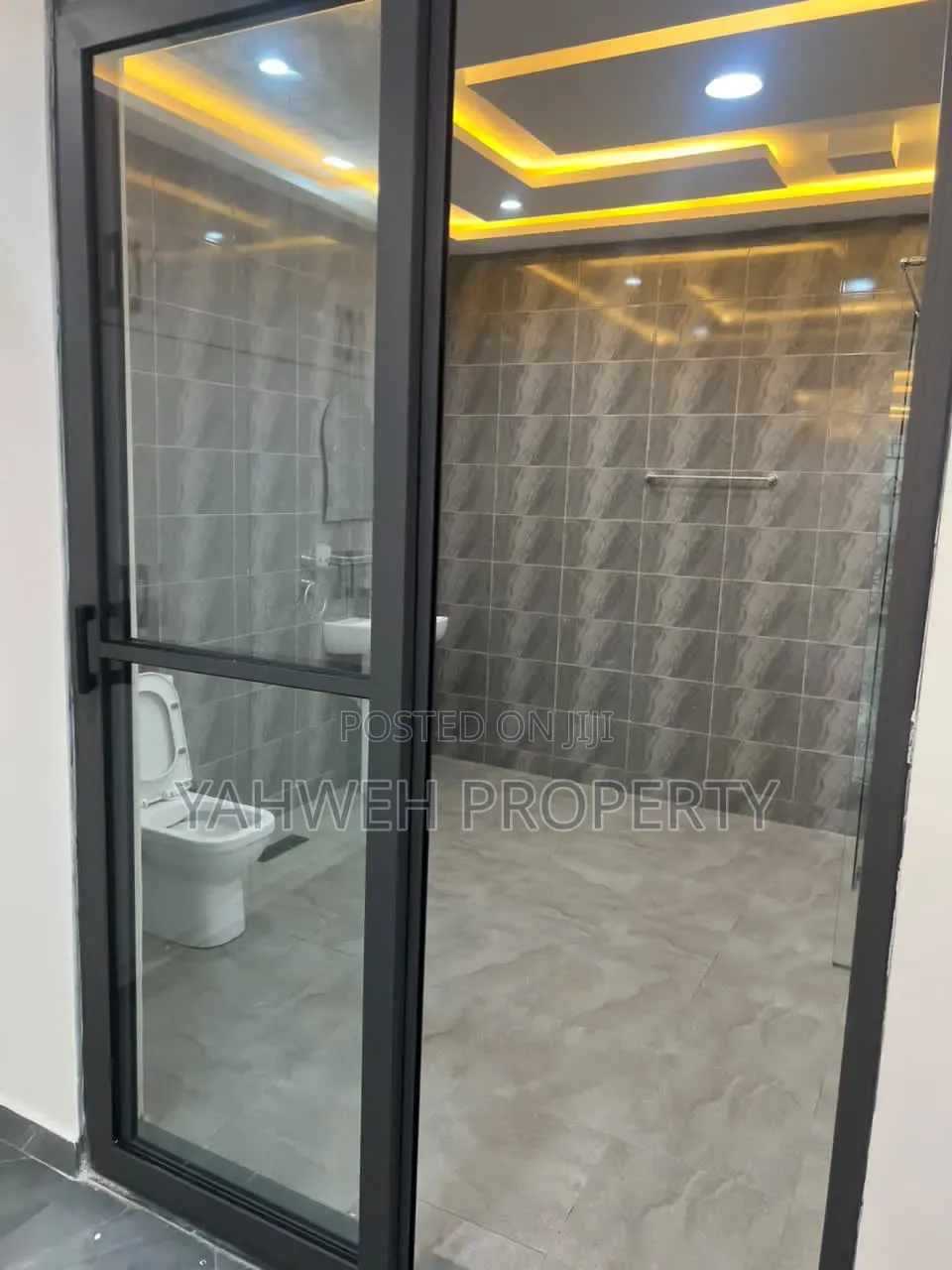 3bdrm Apartment in Ashiyie, New Legon for rent