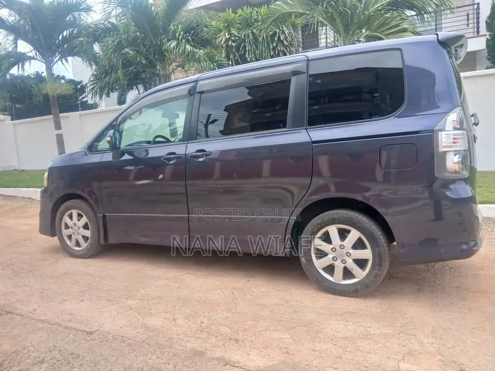 Toyota Voxy 2011 Black