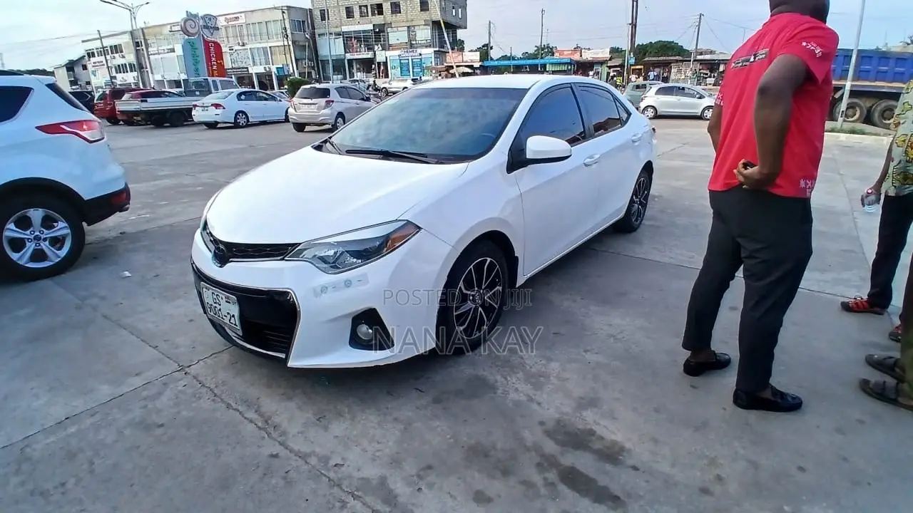 Toyota Corolla LE Plus 4dr Sedan (1.8L 4cyl CVT) 2016 White