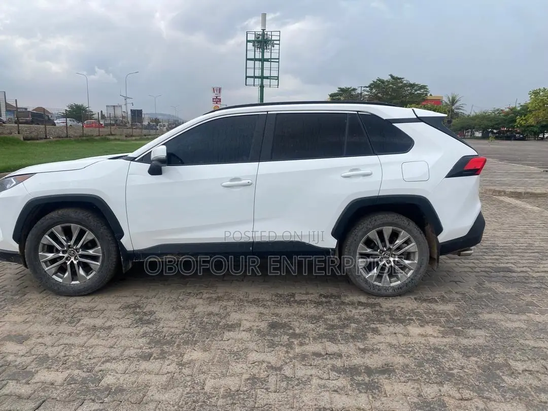 Toyota RAV4 XLE 2021 White