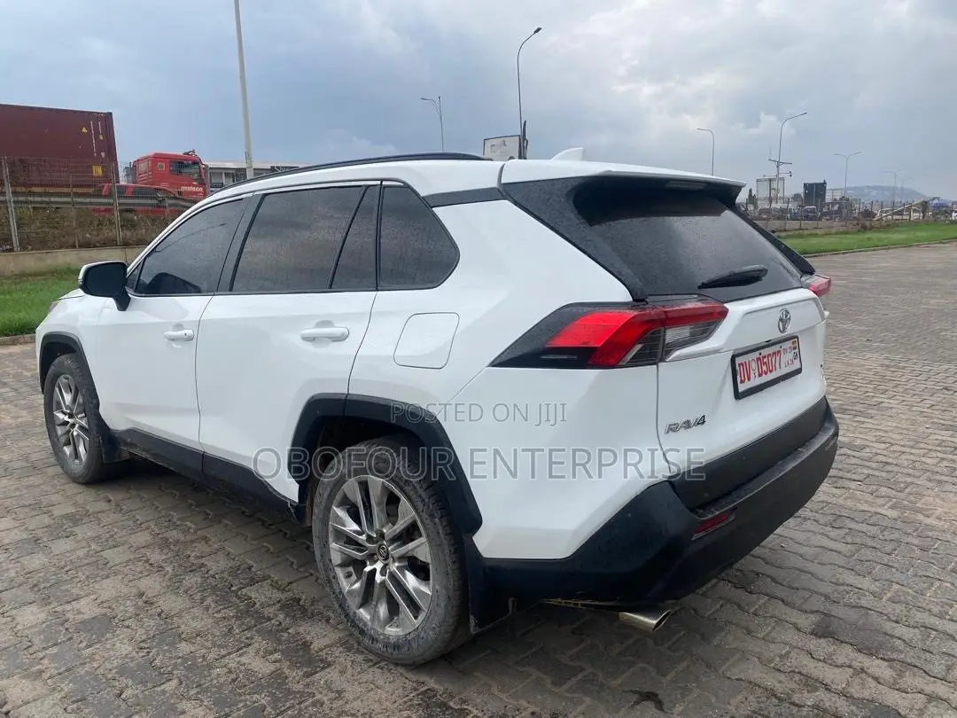 Toyota RAV4 XLE 2021 White