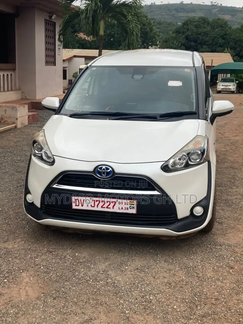 Toyota Sienta 1.5 Hybrid FWD 2015 White