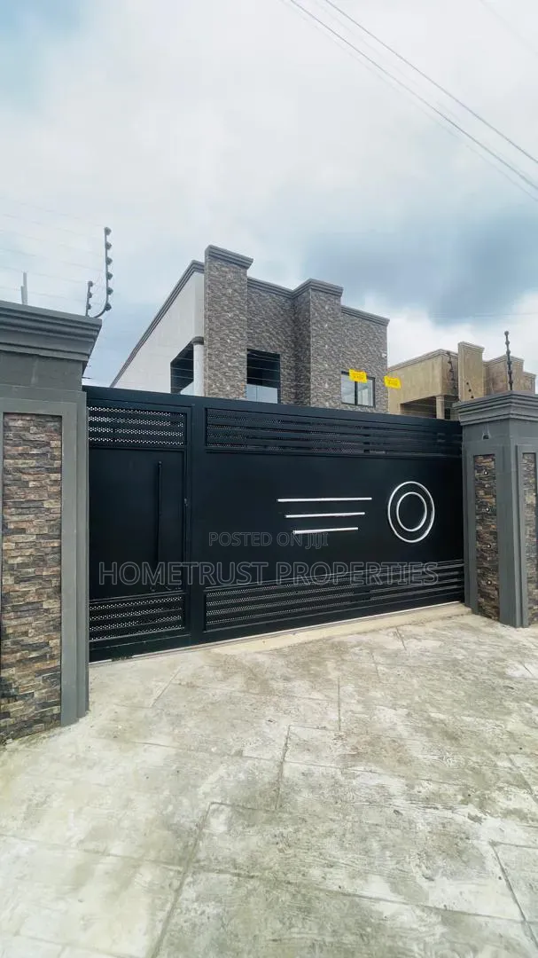 4bdrm Duplex in Ablekuma Canada, Pentecost for sale