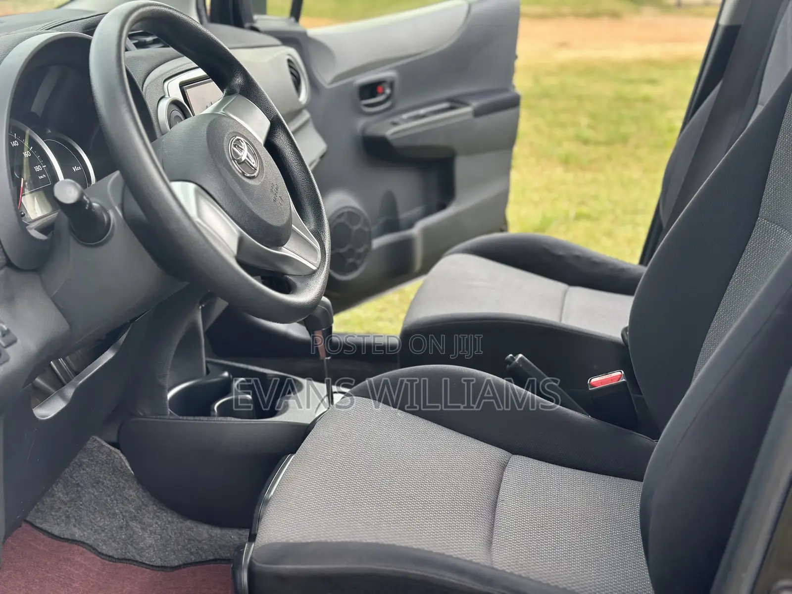 Toyota Vitz 1.3 AWD 5dr 2012 Black