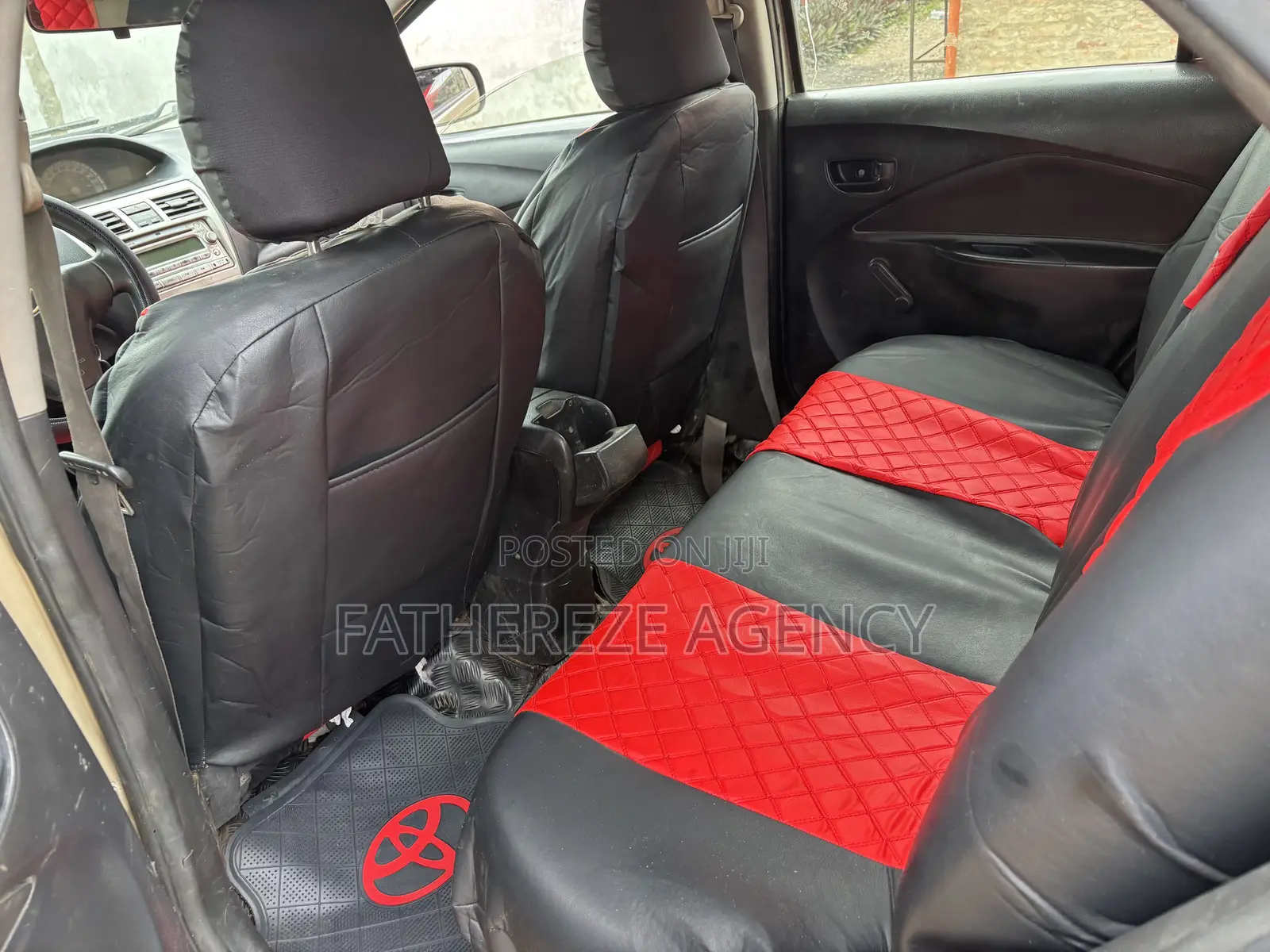Toyota Yaris Base Sedan 4dr 2010 Ivory
