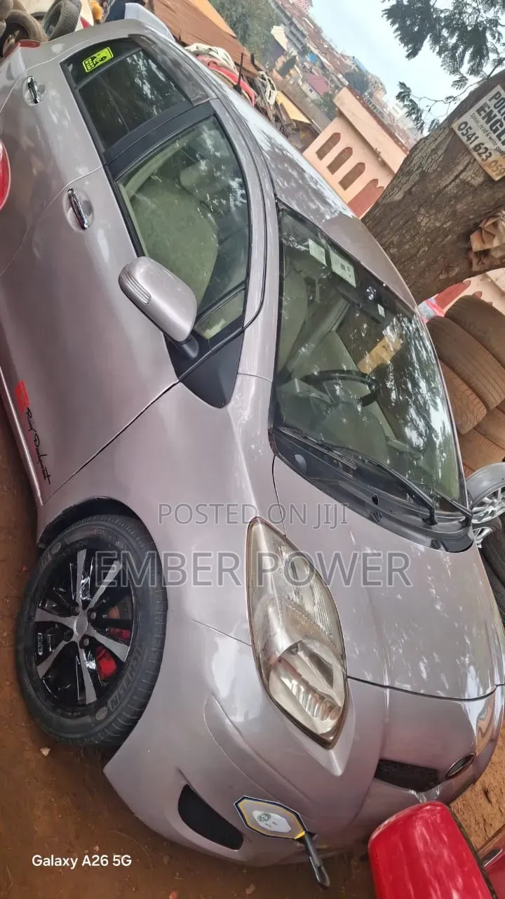 Toyota Vitz 2010 Silver