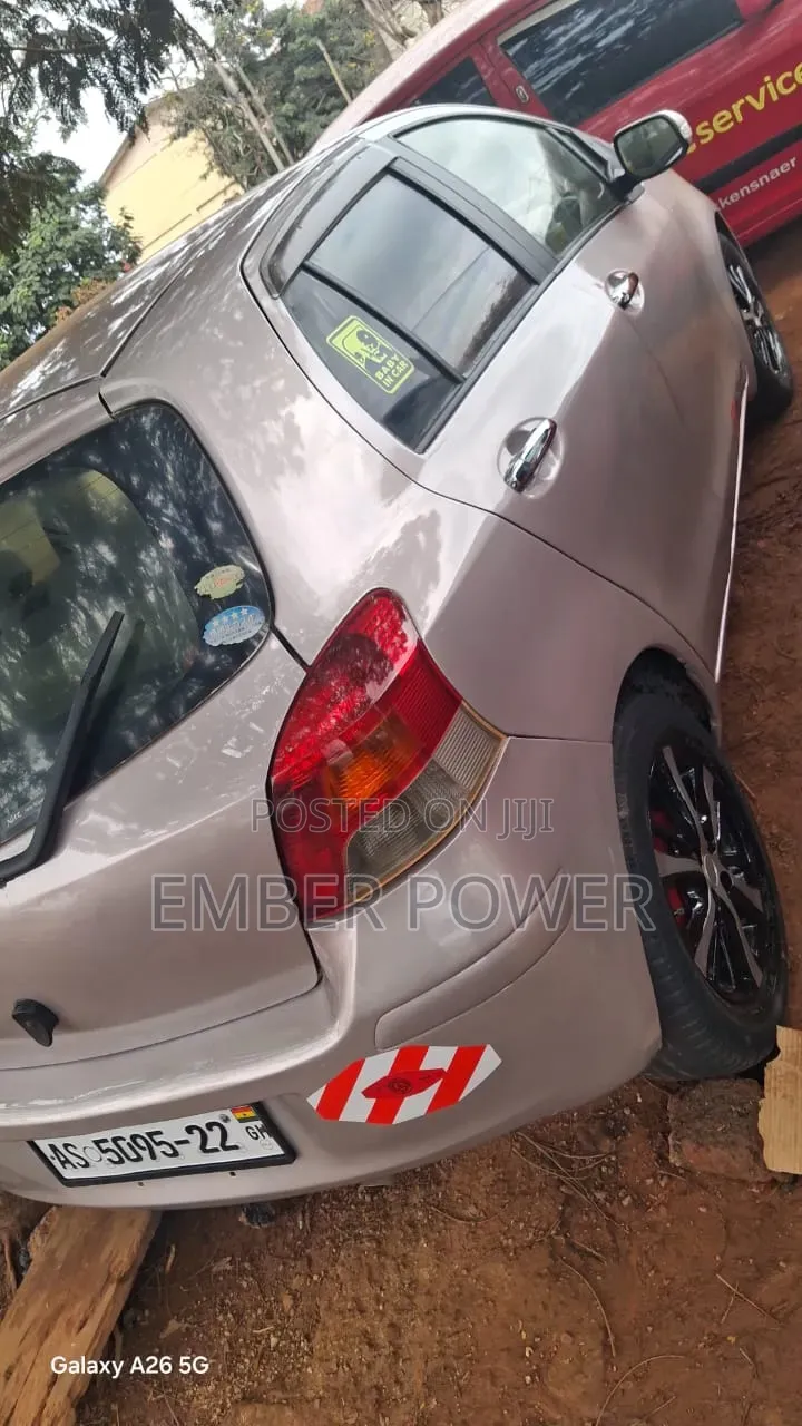 Toyota Vitz 2010 Silver