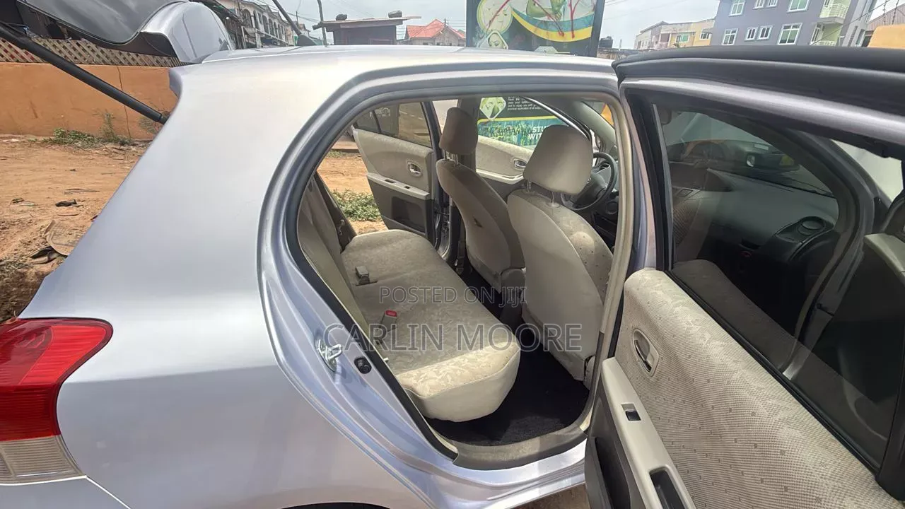 Toyota Vitz 2010 Silver