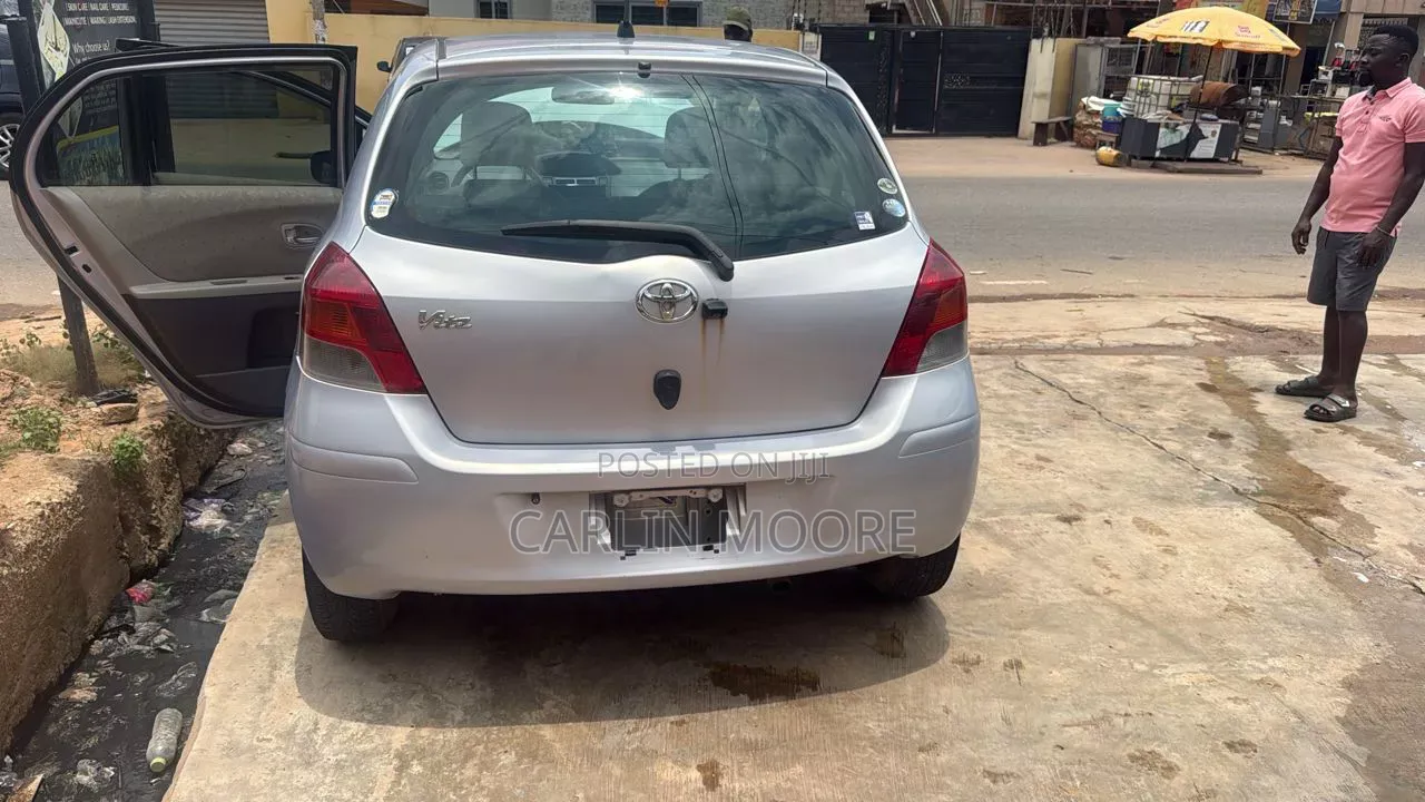 Toyota Vitz 2010 Silver
