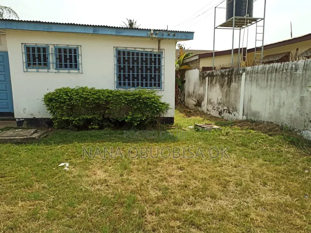 7bdrm House in Community 10 Tema, Sakumono for sale