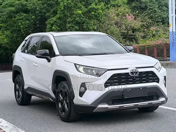 Toyota RAV4 2022 White