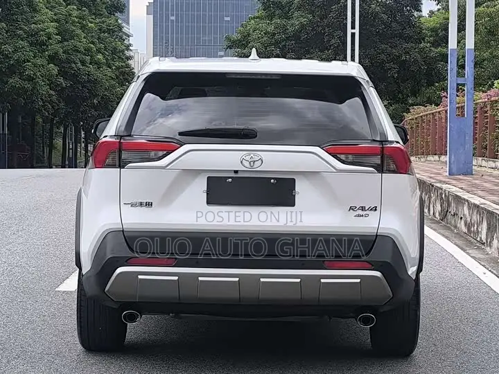 Toyota RAV4 2022 White