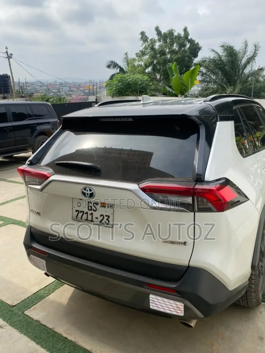 Toyota RAV4 2021 White