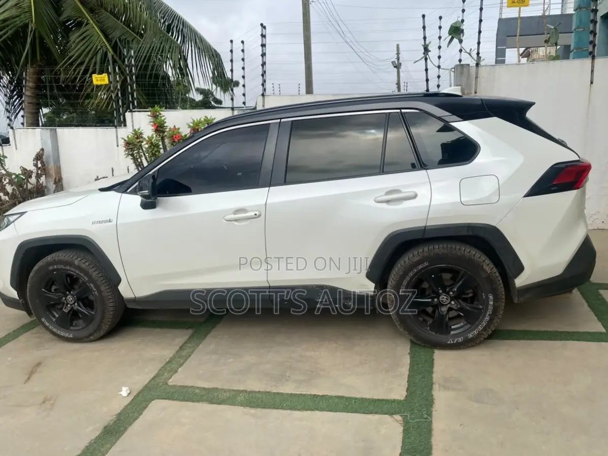 Toyota RAV4 2021 White