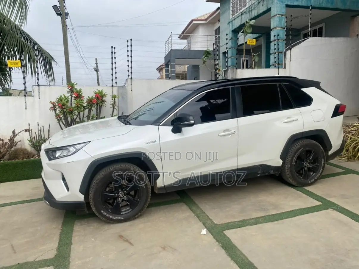 Toyota RAV4 2021 White