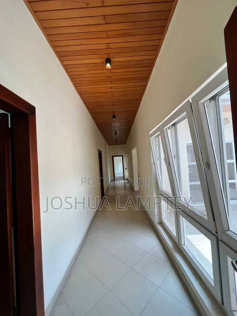 8bdrm House in Ghana Link Estate for rent