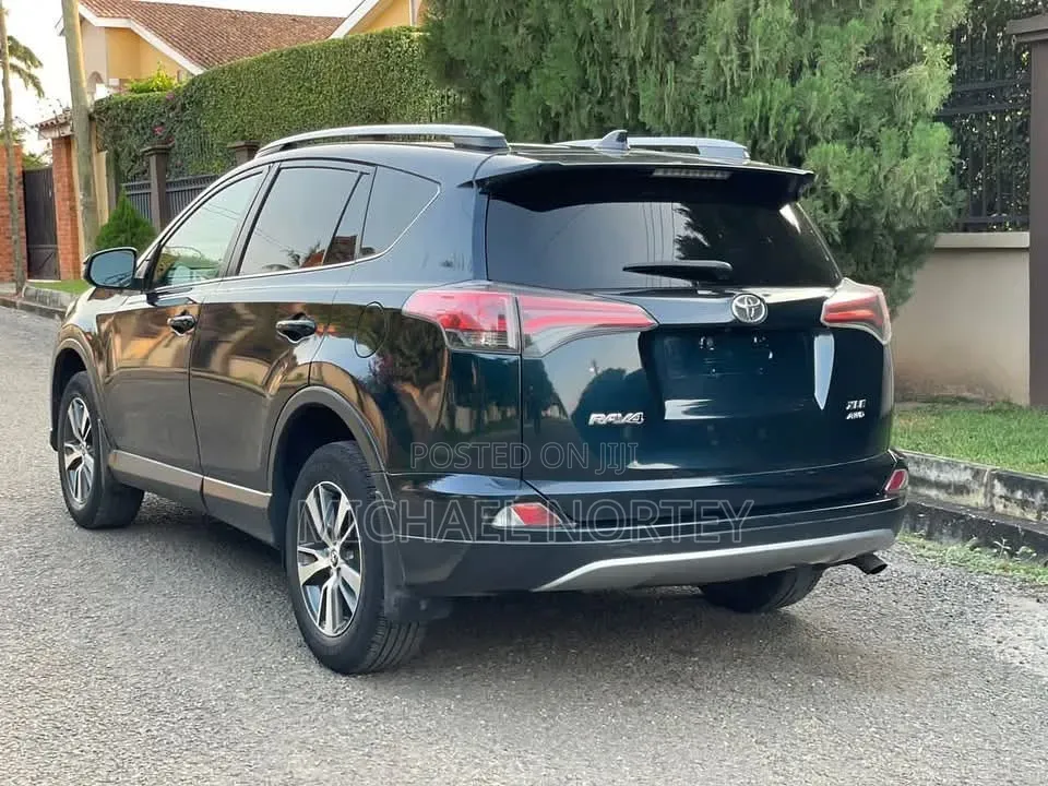 Toyota RAV4 XLE AWD (2.5L 4cyl 6A) 2017 Matt Black