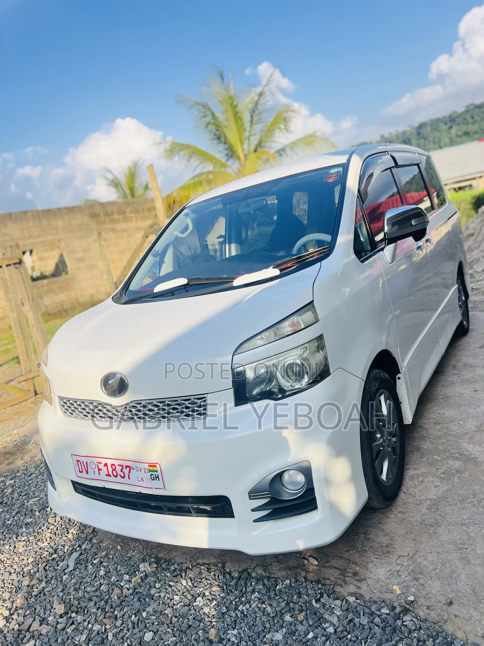 Toyota Voxy V 4WD 7-Seater 2013 White