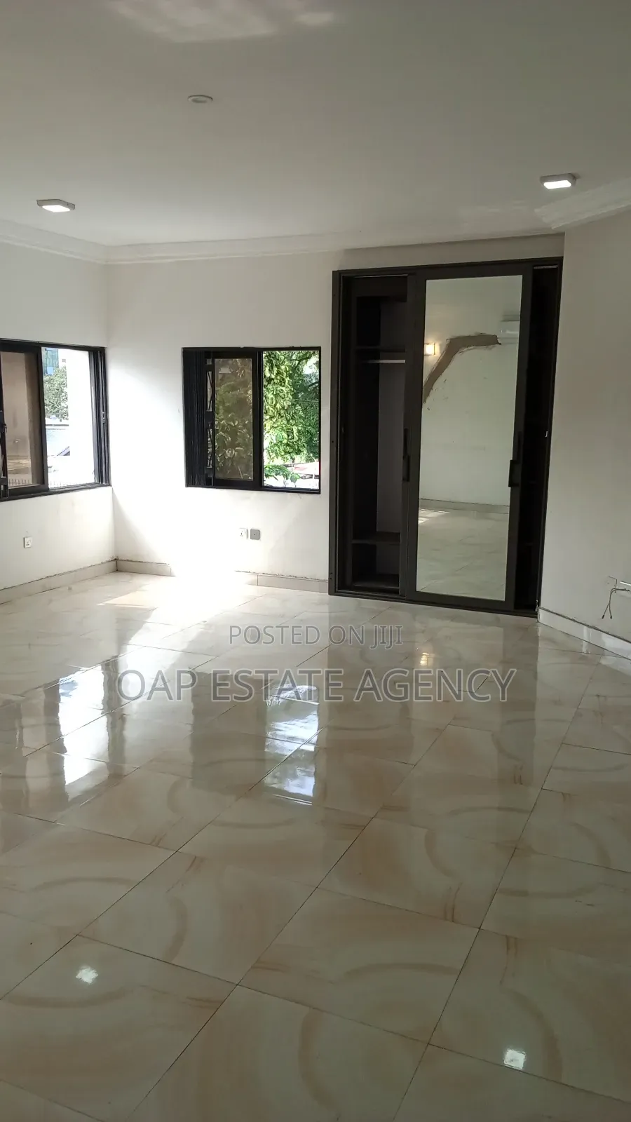3bdrm House in Labone, Coffee Shop Area for rent