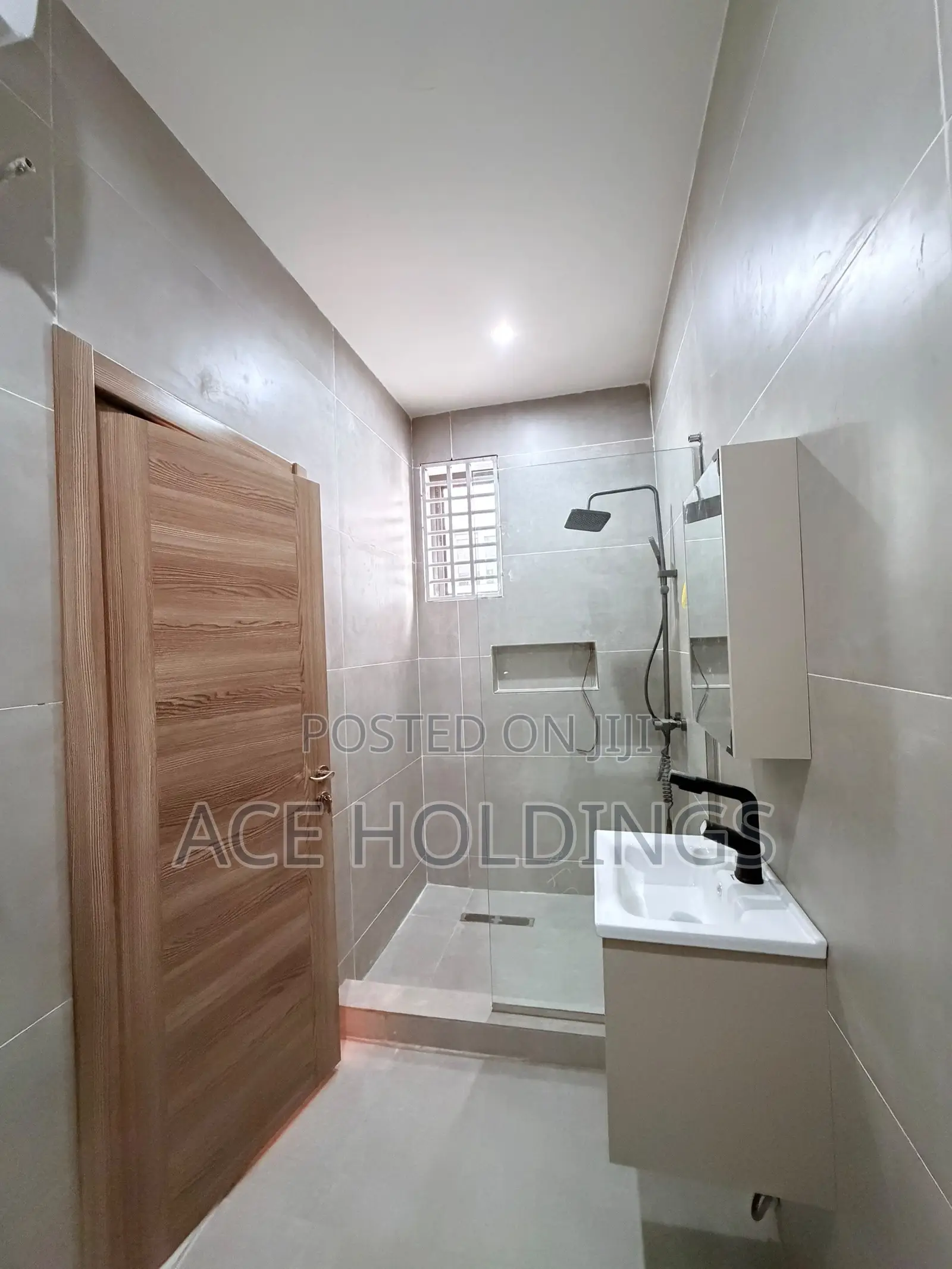 5bdrm Mansion in School Junction for sale