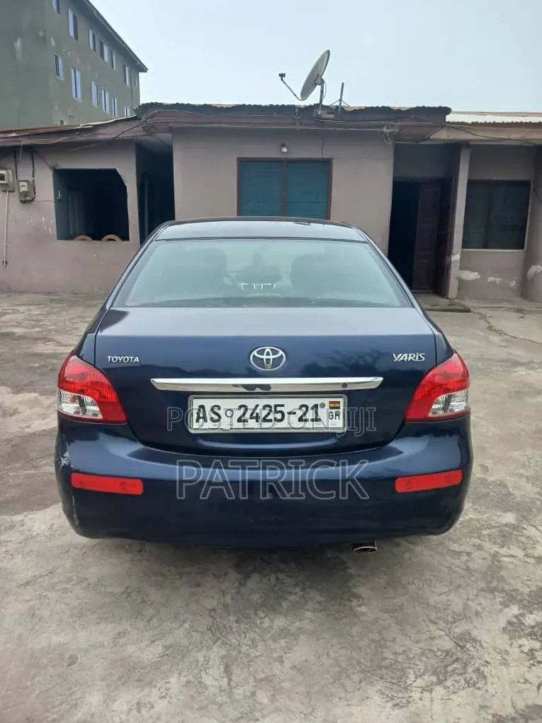 Toyota Yaris Base Sedan 4dr 2010 Black