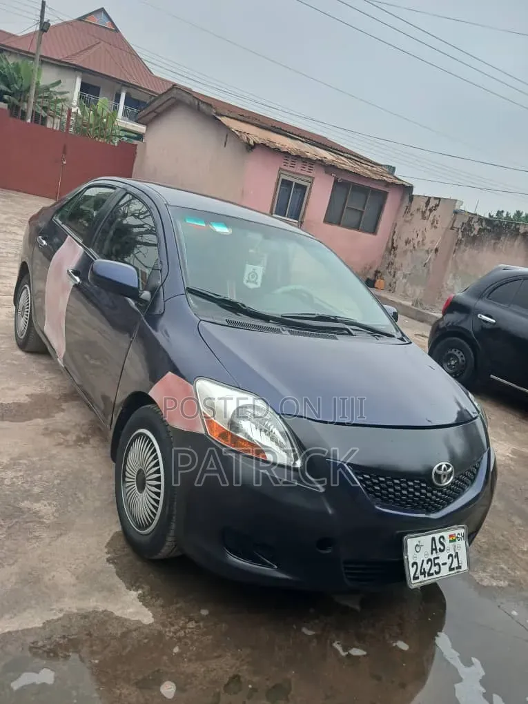 Toyota Yaris Base Sedan 4dr 2010 Black