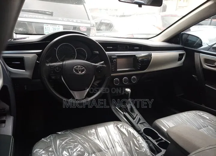 Toyota Corolla LE 4dr Sedan (1.8L 4cyl CVT) 2016 White