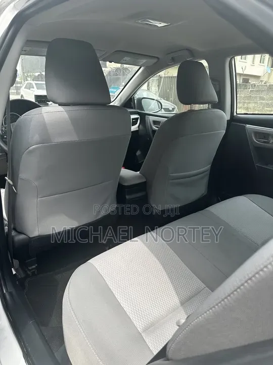 Toyota Corolla LE 4dr Sedan (1.8L 4cyl CVT) 2016 White
