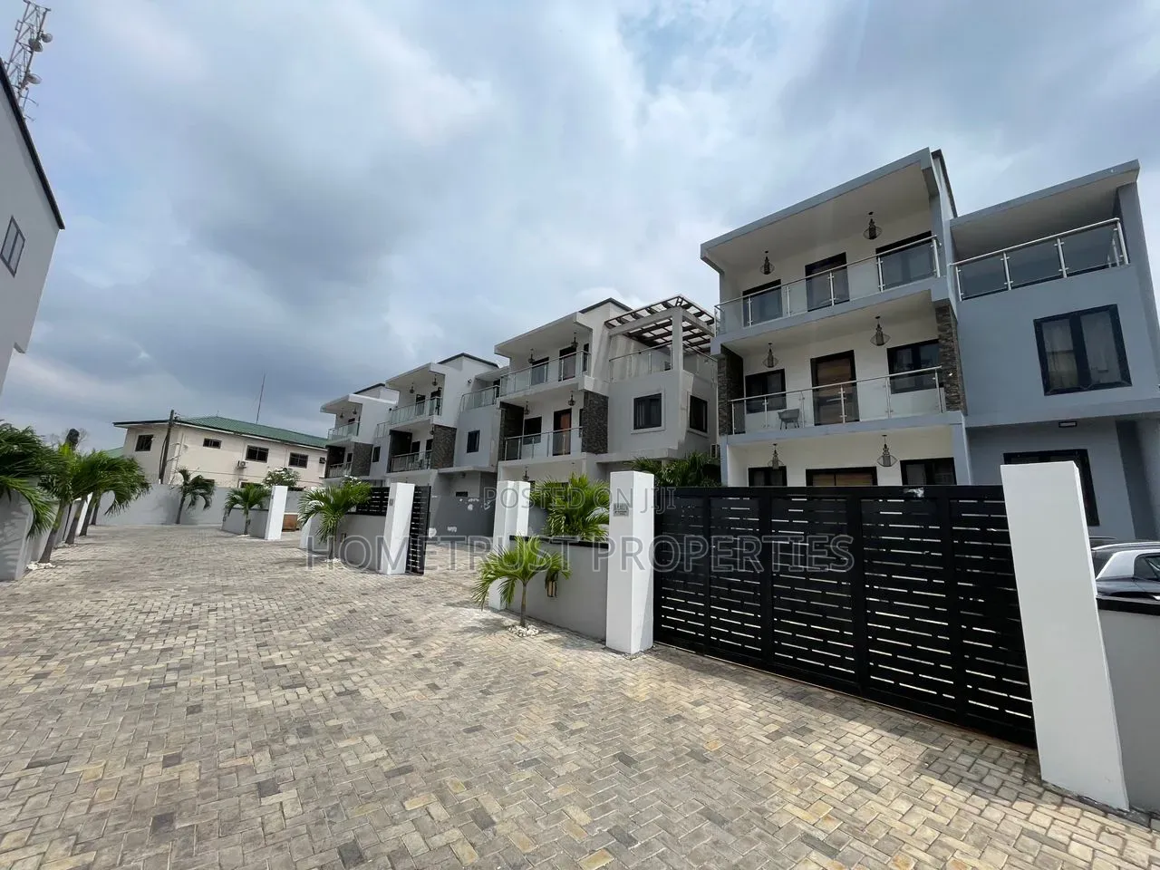 Furnished 4bdrm Duplex in Labone, Coffee Shop Area for rent