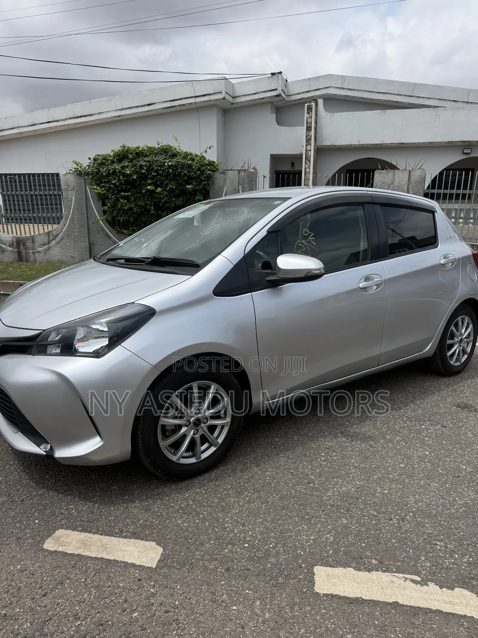 Toyota Vitz 1.3 FWD 5dr 2015 Silver