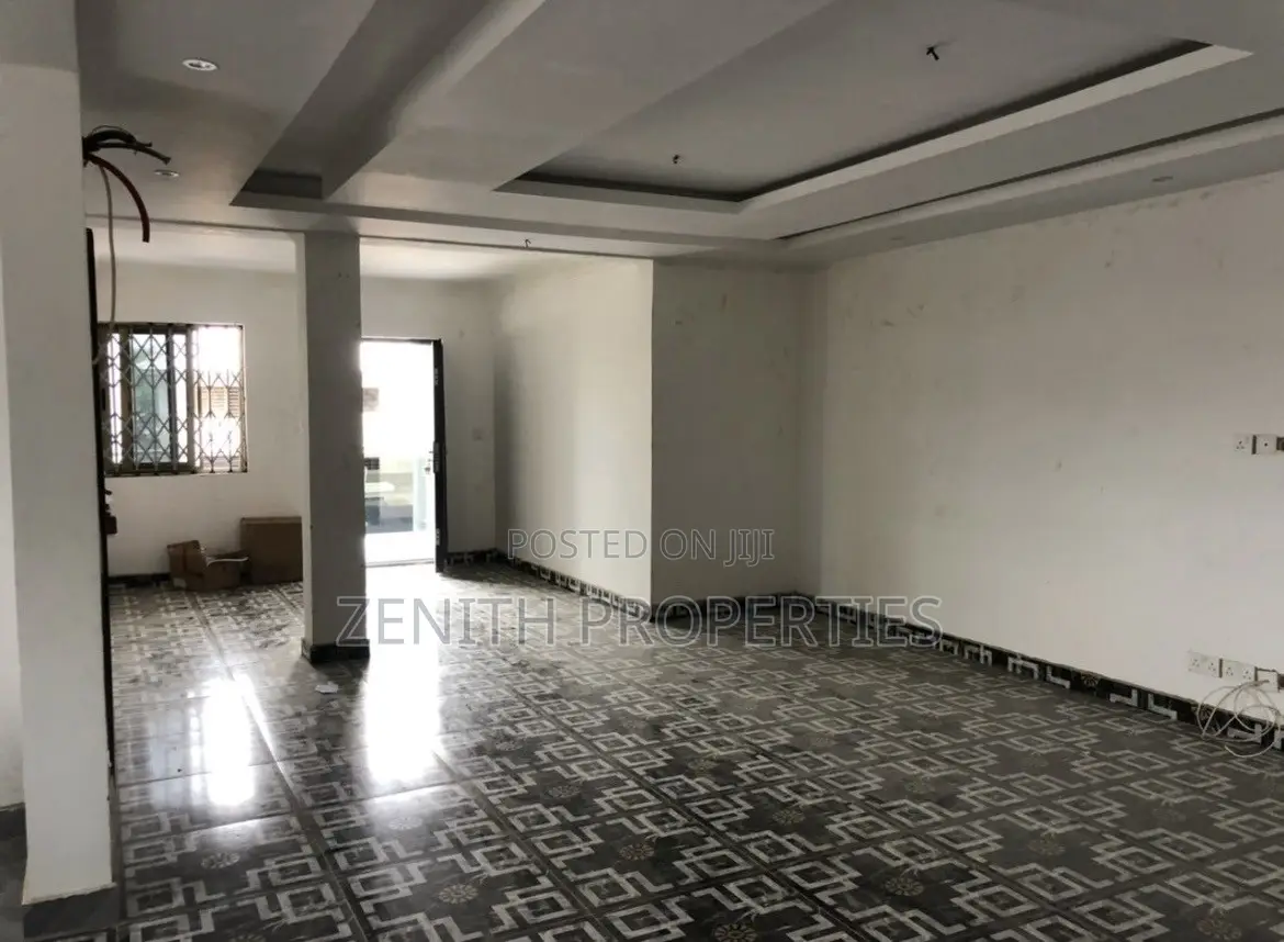 3bdrm Apartment in Zenith Realty, Exhibition for rent