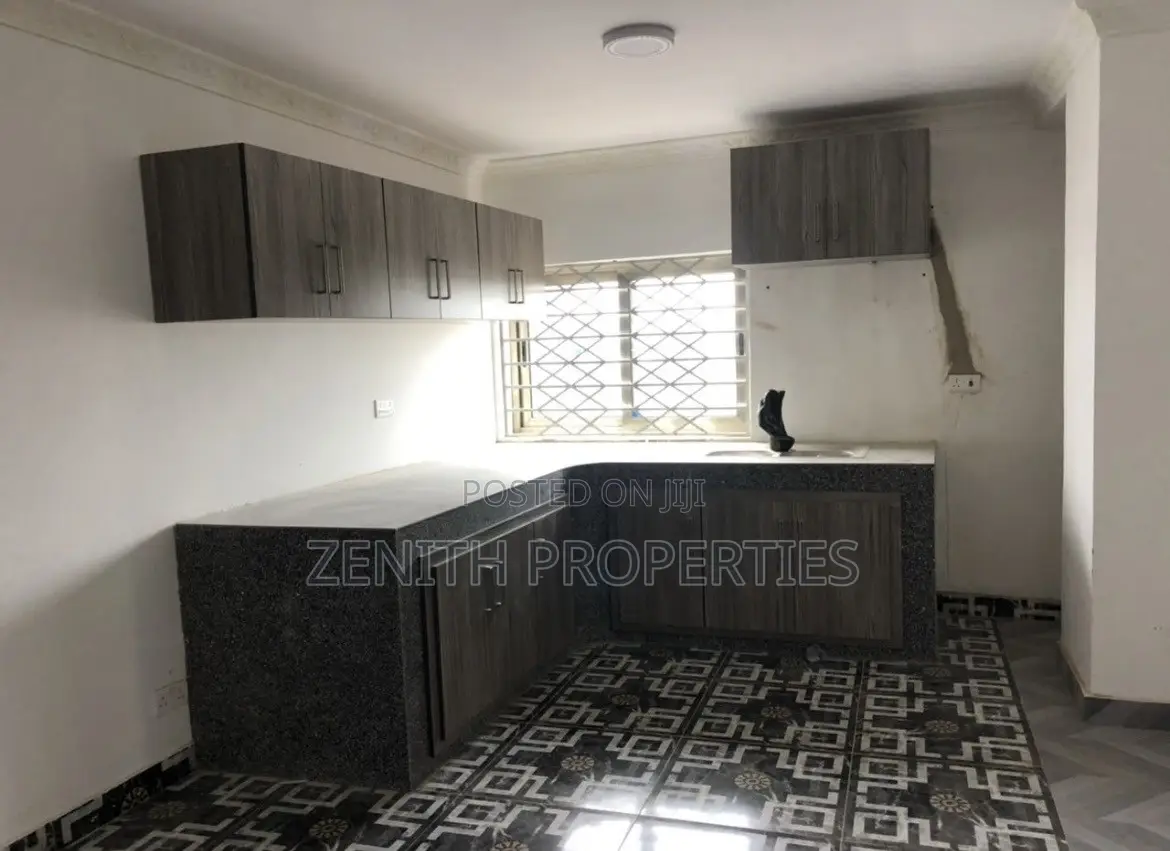 3bdrm Apartment in Zenith Realty, Exhibition for rent
