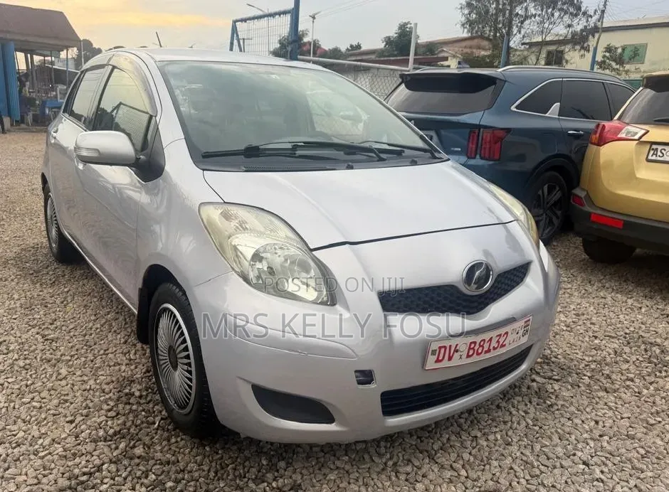 Toyota Vitz 2010 Silver