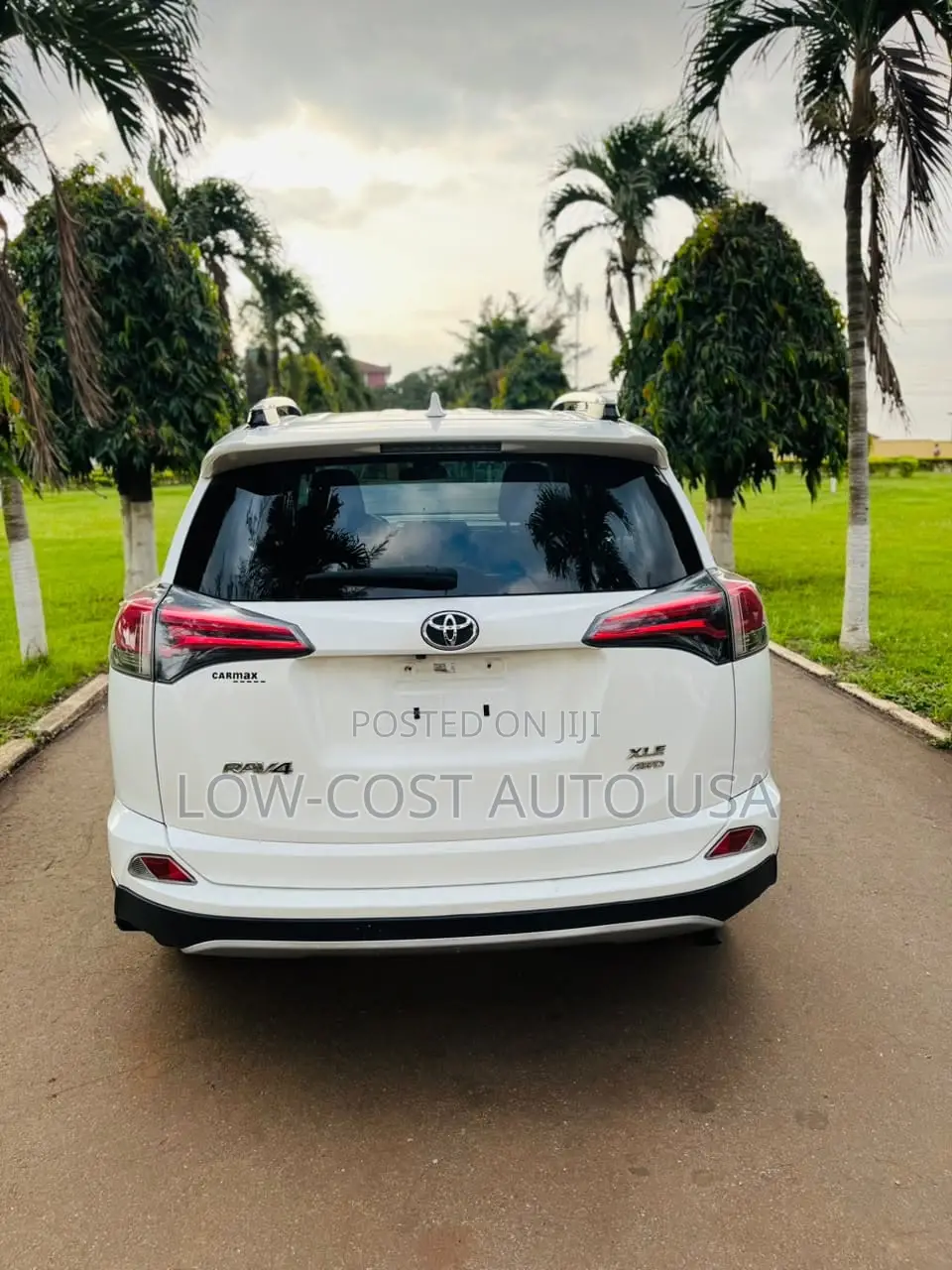 Toyota RAV4 XLE AWD (2.5L 4cyl 6A) 2017 White