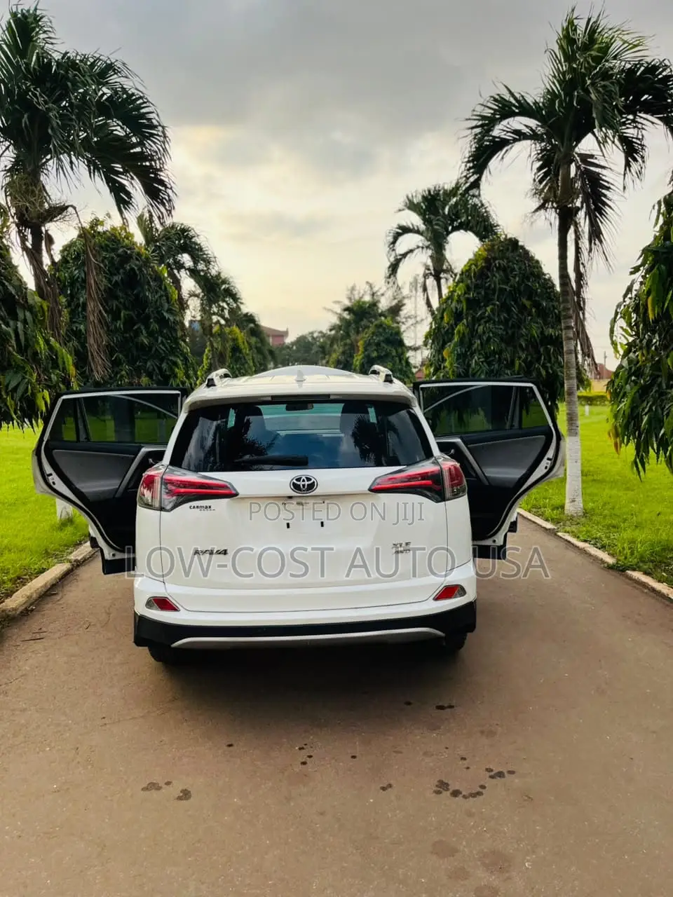Toyota RAV4 XLE AWD (2.5L 4cyl 6A) 2017 White