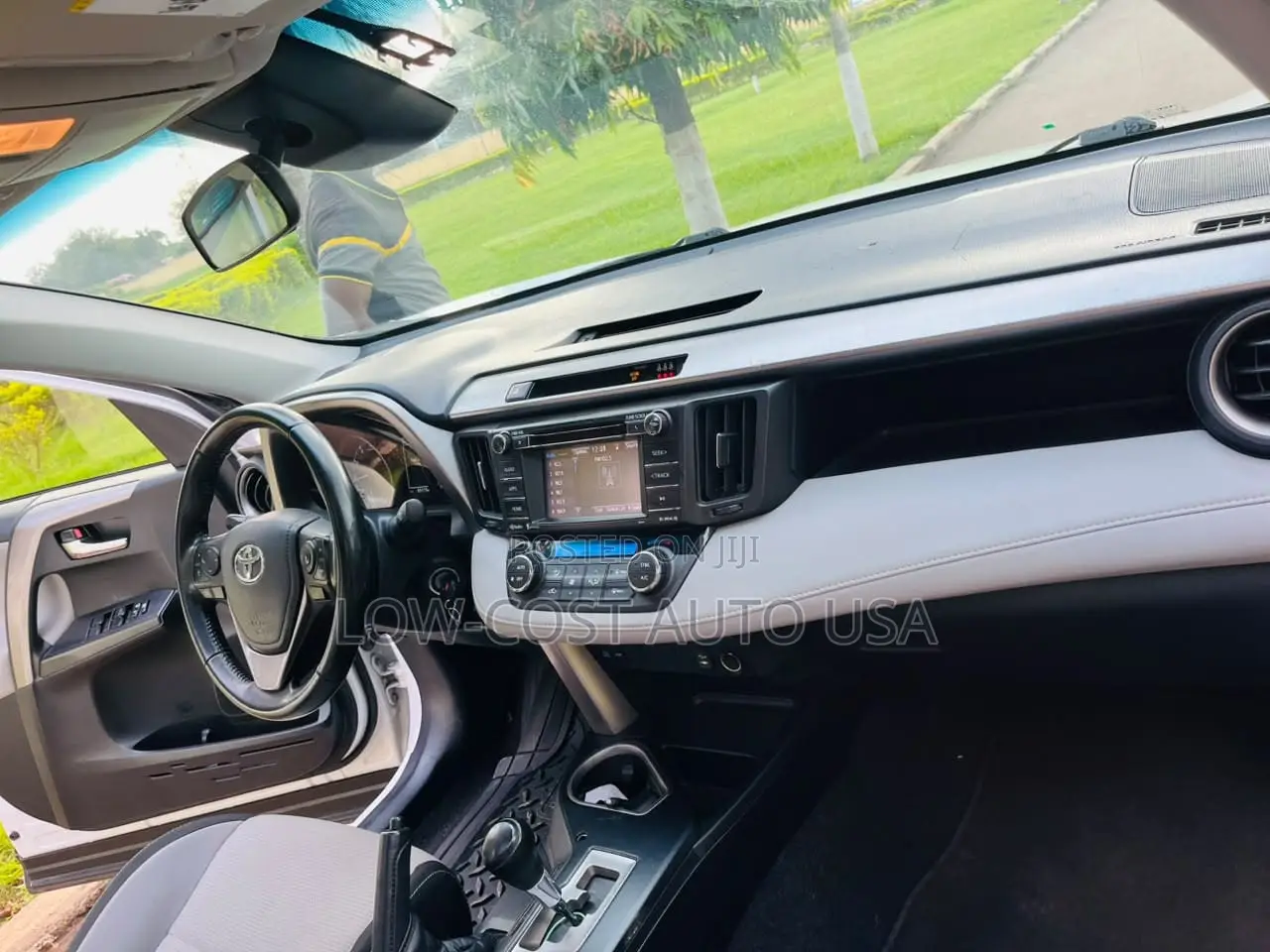 Toyota RAV4 XLE AWD (2.5L 4cyl 6A) 2017 White