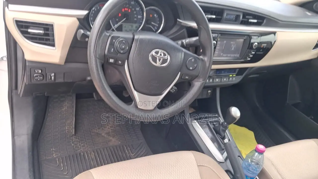 Toyota Corolla LE 4dr Sedan (1.8L 4cyl CVT) 2016 White