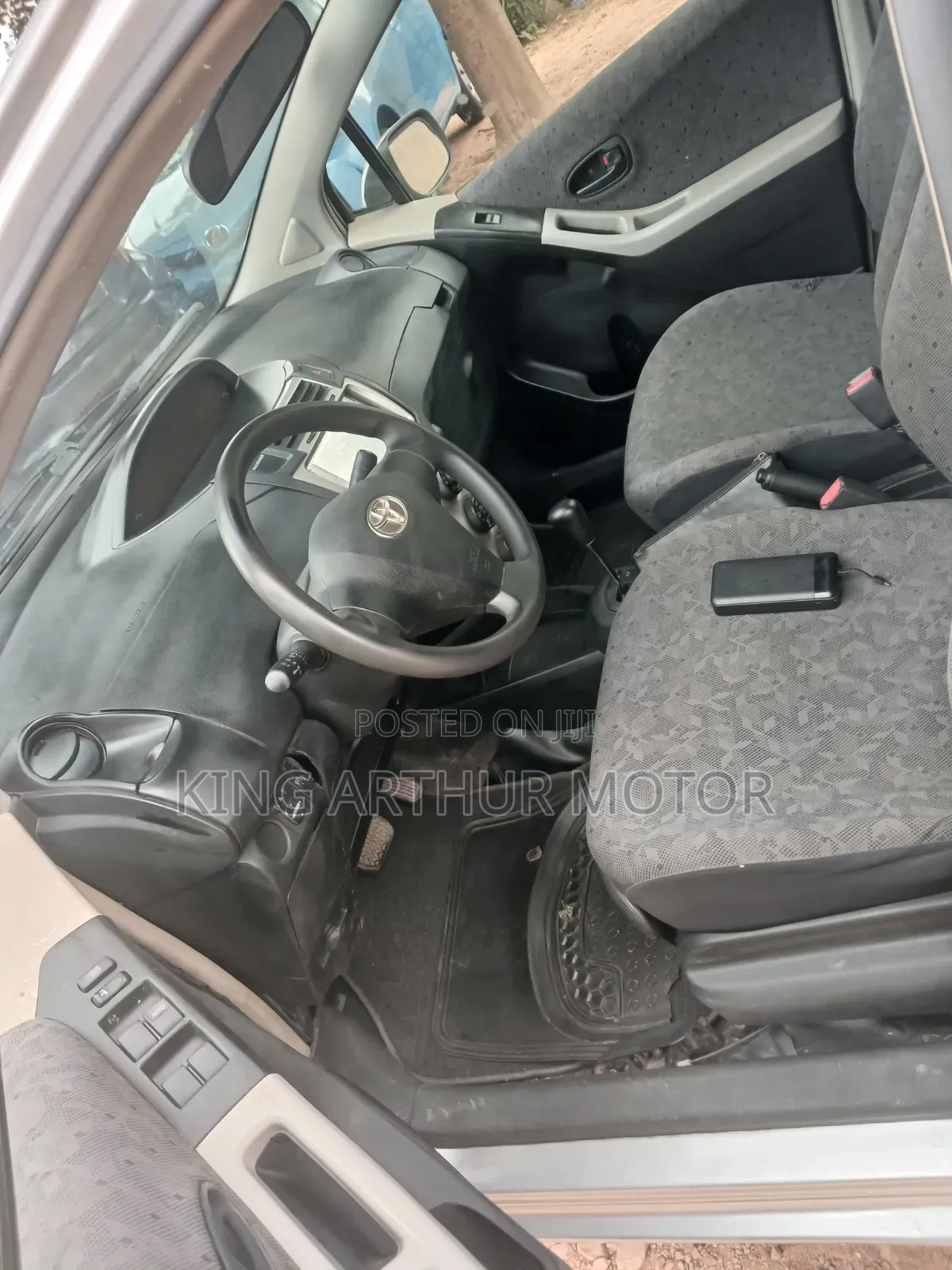 Toyota Vitz 1.3 FWD 3dr 2010 Silver